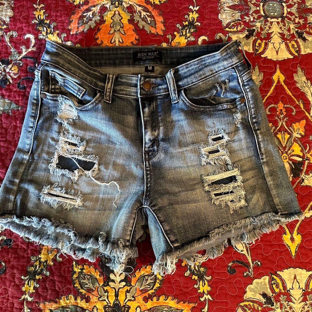 Judy Blue distressed denim shorts size M